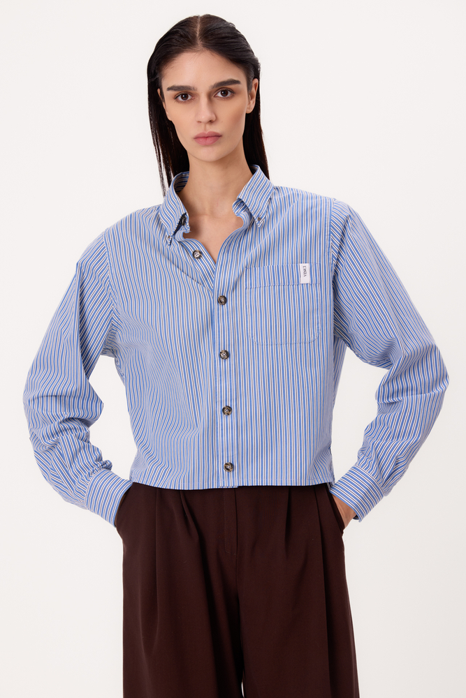 KRÓTKA NIEBIESKA REGULAR KOSZULA OVERSIZE W PASKI Z ODPINANYMI PODUCHAMI