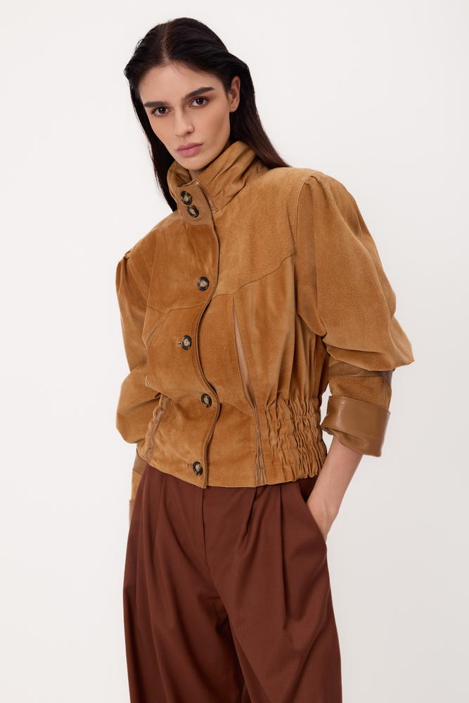 KRÓTKA ZAMSZOWA BEŻOWA REGULOWANA W TALII KURTKA SKÓRZANA PETITE