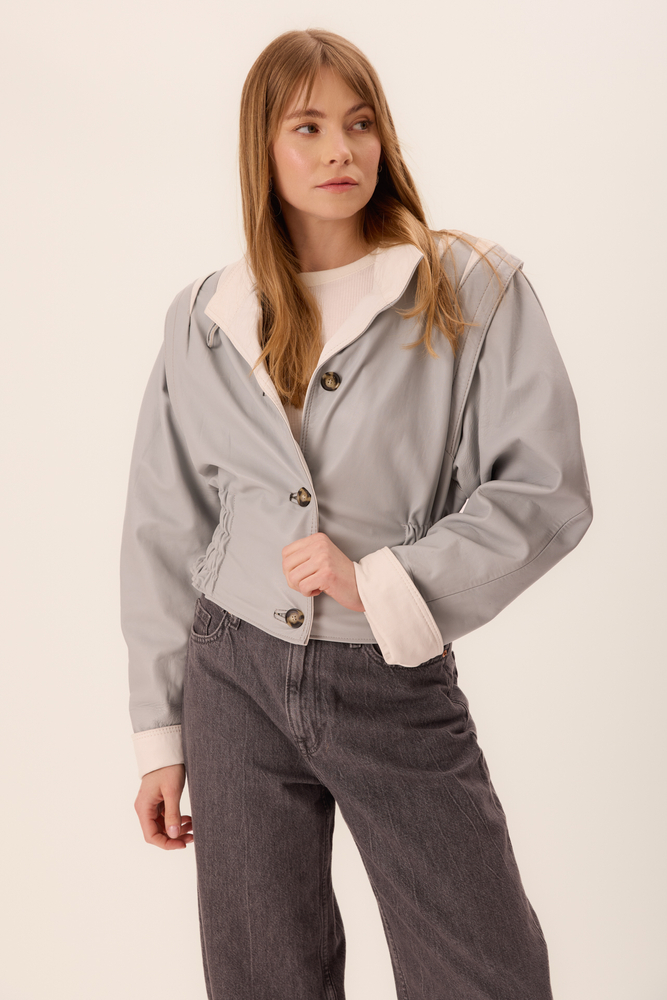 POPIELATA TALIOWANA KURTKA SKÓRZANA Z BIAŁYMI ELEMENTAMI