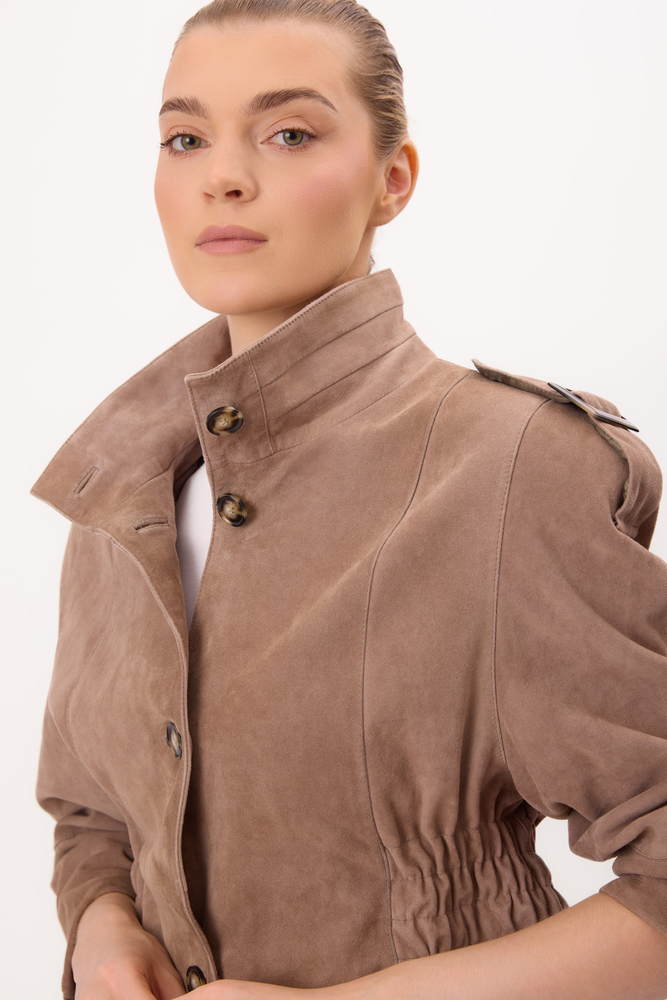 KRÓTKA BEŻOWA ZAMSZOWA SKÓRZANA KURTKA BOMBERKA Z PAGONAMI