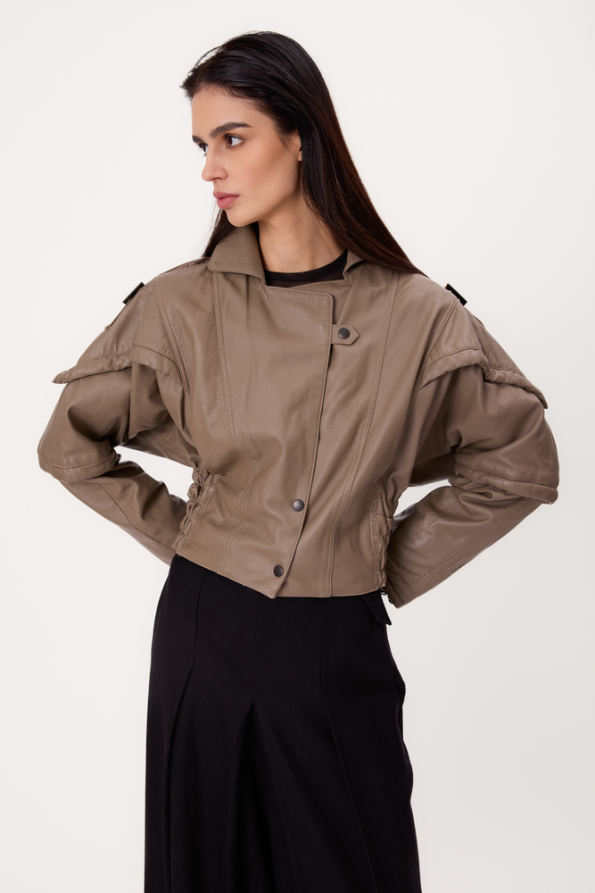 CIEMNOBEŻOWA REGULOWANA W TALII KURTKA SKÓRZANA Z PAGONAMI