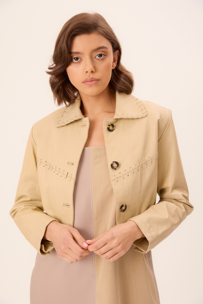 KRÓTKA BEŻOWA KURTKA SKÓRZANA Z PRZESZYCIAMI