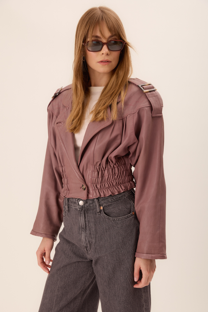 FIOLETOWA KRÓTKA TALIOWANA KURTKA SKÓRZANA 