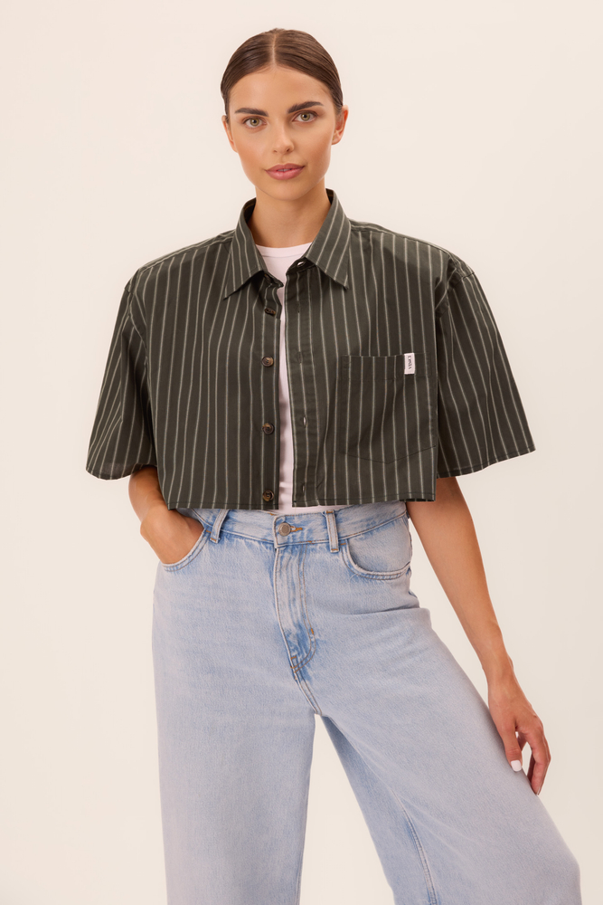 CIEMNOZIELONA KRÓTKA KOSZULA W PASKI Z ODPINANYMI PODUSZKAMI W RAMIONACH