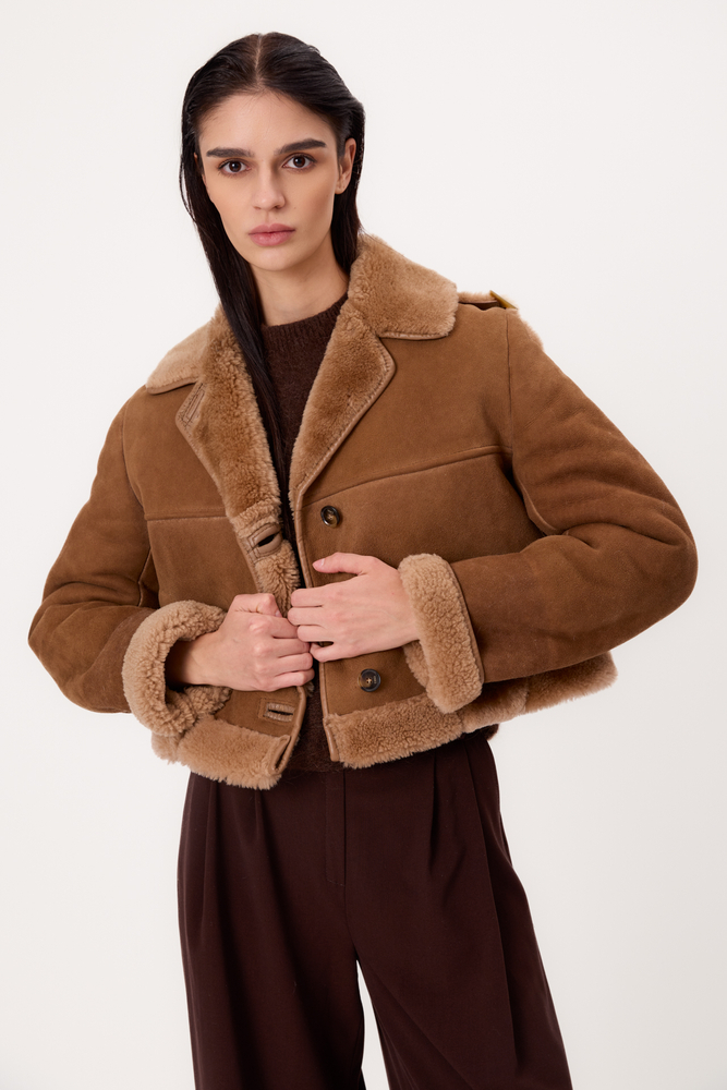 KRÓTKI KARMELOWY KOŻUCH NATURALNY Z JASNYM FUTERKIEM