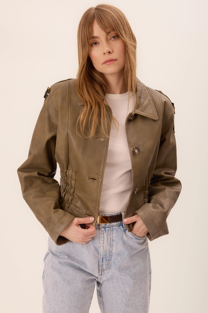 KRÓTKA TALIOWANA SKÓRZANA RAMONESKA W KOLORZE KHAKI