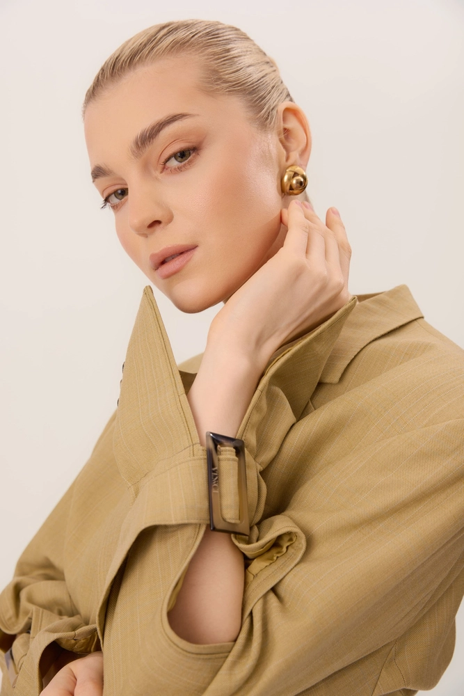 TALIOWANA MARYNARKA Z ROZCIĘCIAMI I KLAMRAMI NA RĘKAWACH MODEL No8 